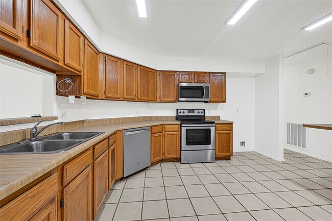 Building Photo - 2335 Bisontine St