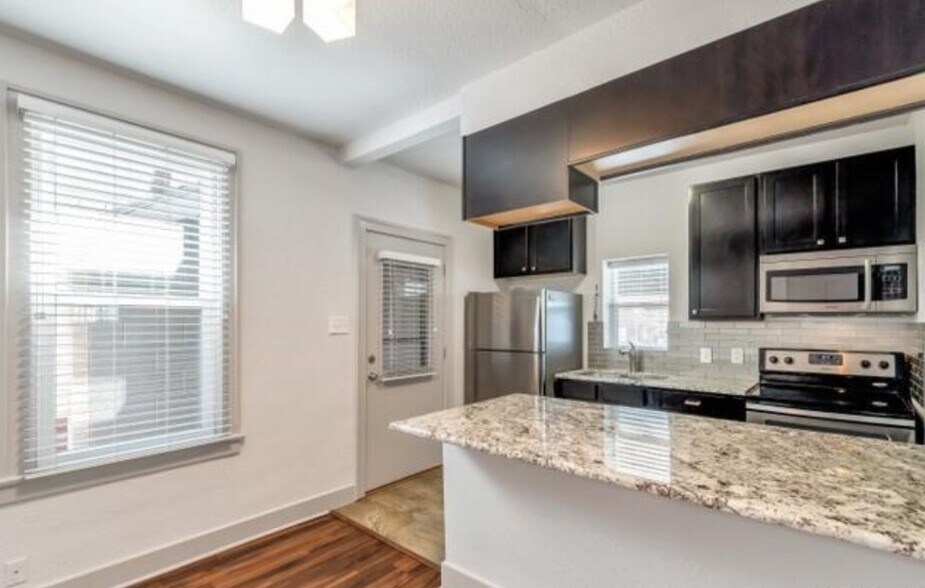 Building Photo - 868 S Pearl St