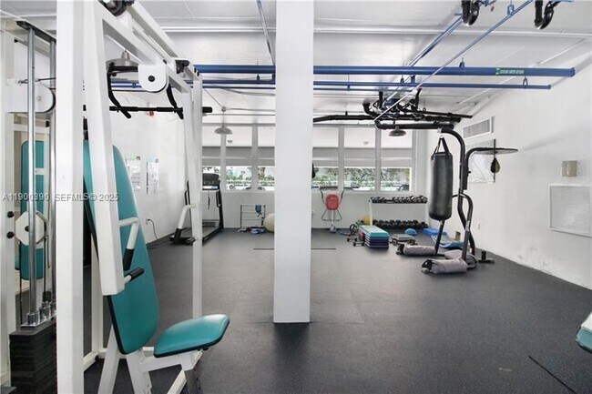 Building Photo - 2016 Bay Dr