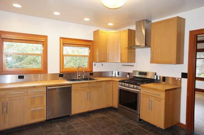 Building Photo - Amazing two bedroom sellwood beauty!