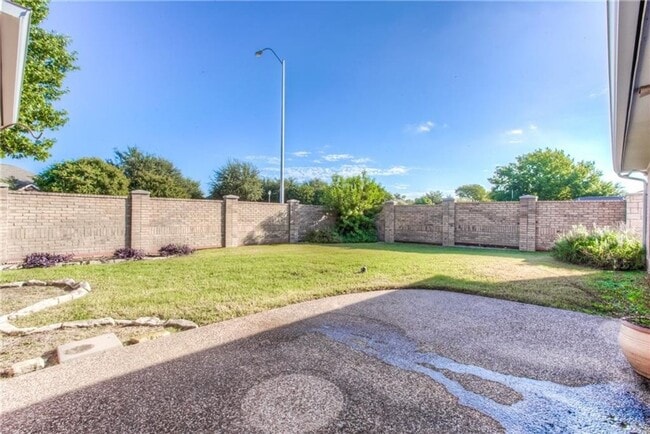 Building Photo - Spacious 3 Bed- 2 Bath in the Exclusive Private Riverwood Addition- SW Fort Worth- 76116