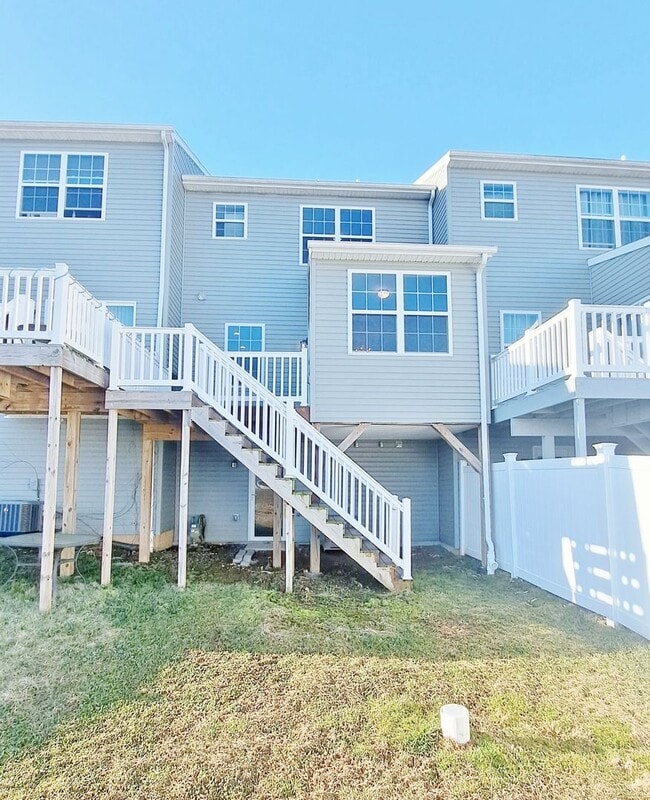 Building Photo - 3 Bed / 3-1/2 Bath Single Family Townhome