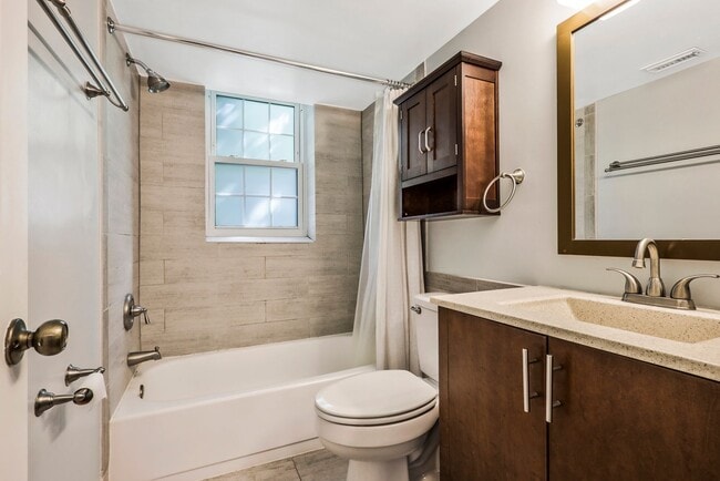 Building Photo - Fairlington 2 BR Condo for Rent!