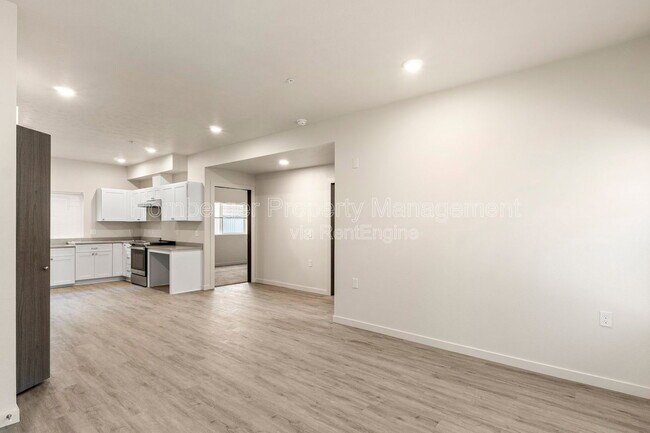 Building Photo - 6020 N Astor St
