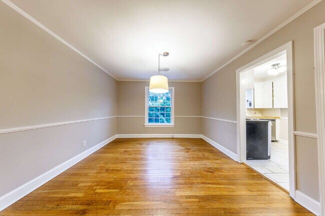 Building Photo - **NOW AVAILABLE!** 2 Bed, 1 Bath Inglewood...