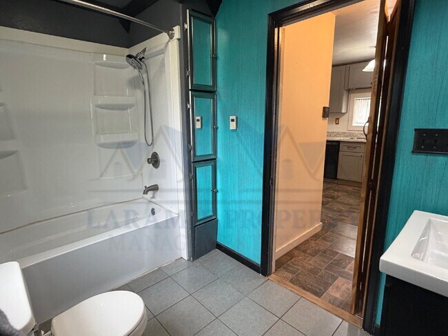 Building Photo - Updated 2 Bedroom Near LaPrele Park