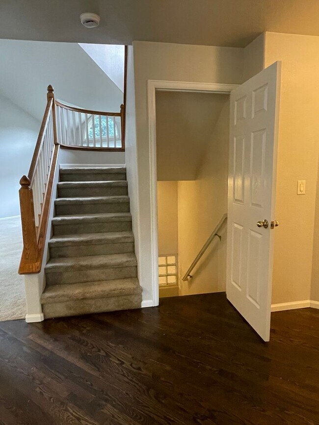 Building Photo - Beautiful Two-Story Home in Cul-de-sac