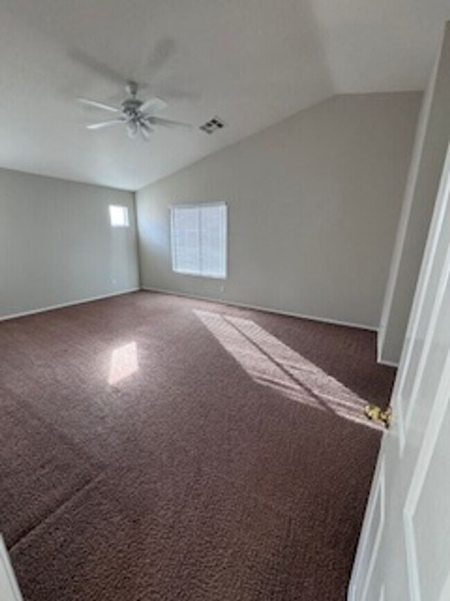 Building Photo - 3Bed/2.5Bath/2Car Residence located in North Las Vegas gated community!