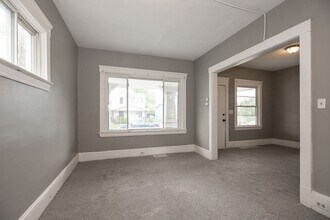 Building Photo - 4 BED 1 BATH SINGLE FAMILY HOME IN CLEVELAND!