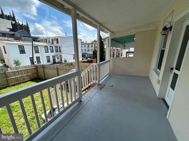 Building Photo - 209 Hermit St