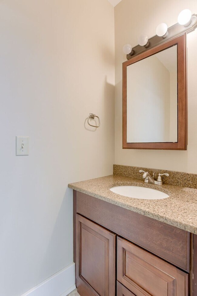 Building Photo - Spacious 3 Bedroom Duplex in the Heart of Midtown Featuring Detached Garage!!