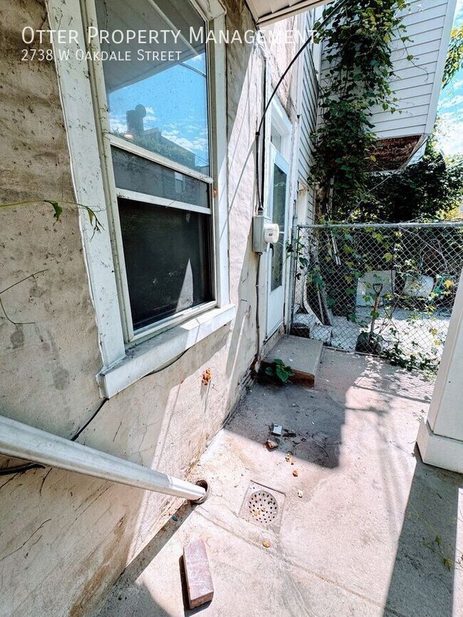 Building Photo - 2738 W Oakdale St