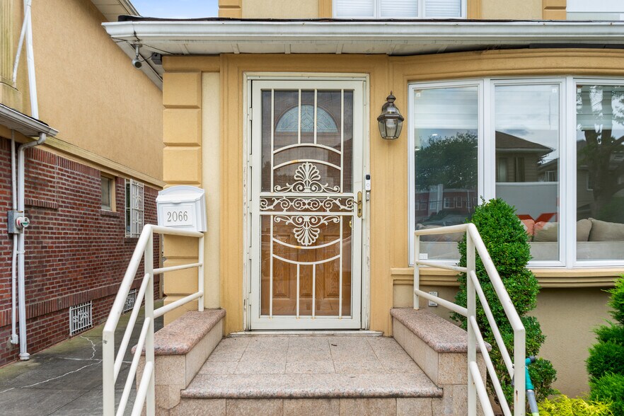 Building Photo - 2066 Batchelder St
