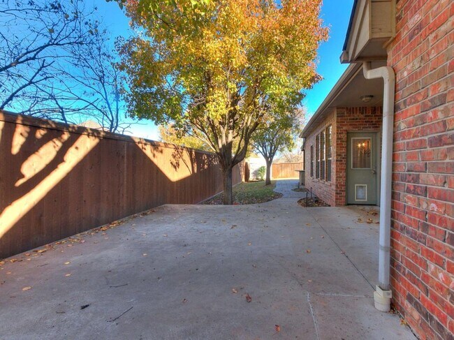 Building Photo - 17121 Kemble Ln