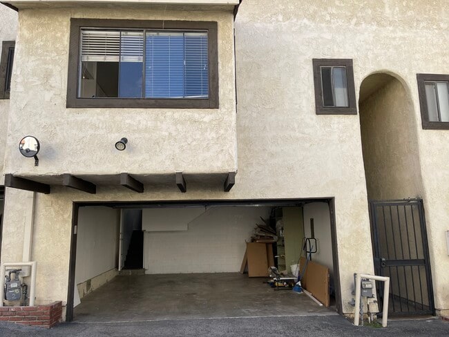 Building Photo - 10141 Samoa Ave