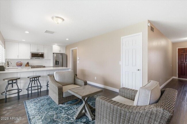 Building Photo - 6101 E Greenway Ln