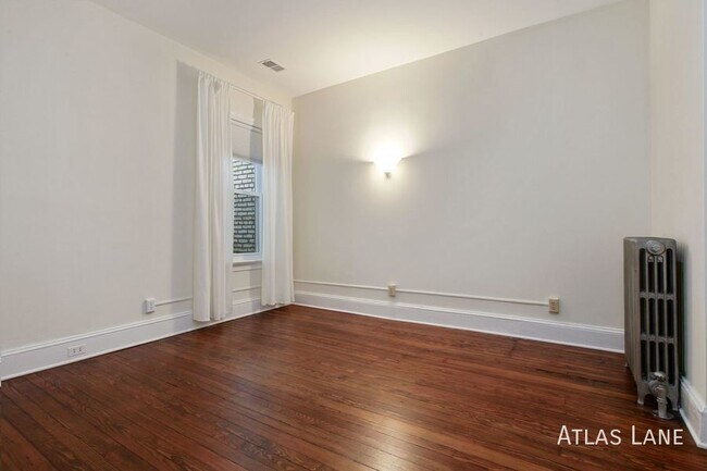 Building Photo - Professionally Managed & Recently Renovate...
