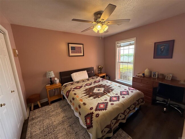 Building Photo - 650 Little Farm Rd