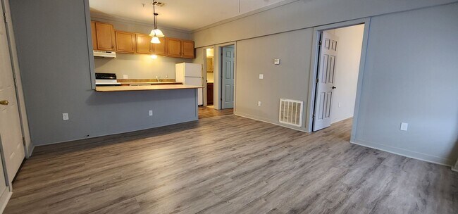 Building Photo - 901 S Sergeant Ave