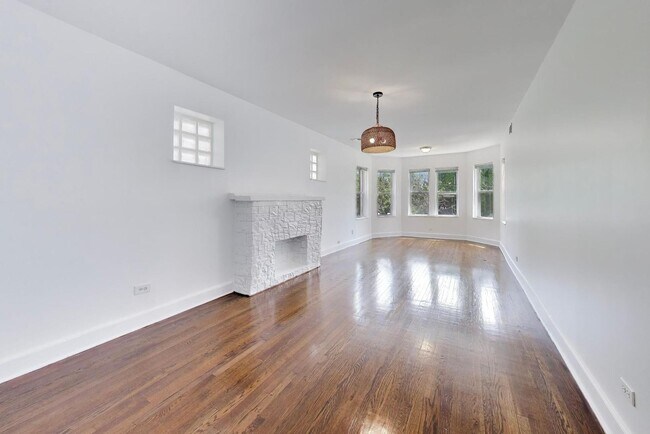 Building Photo - 3336 W Evergreen Ave