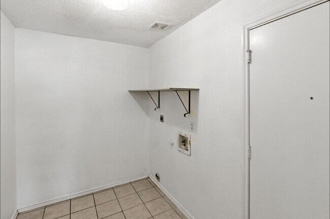 Building Photo - 22023 Oriole Hill Dr