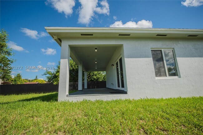 Building Photo - 348 SW 5th Ave