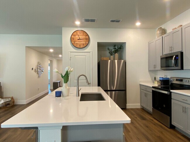 Building Photo - Spacious 4 Bed, 2 Bath Home Backing to Pre...