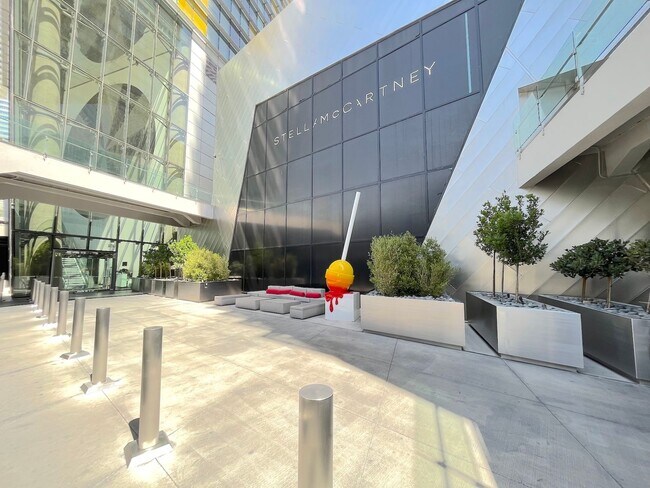 Building Photo - Spacious 10th Floor Studio at The Veer Towers!!