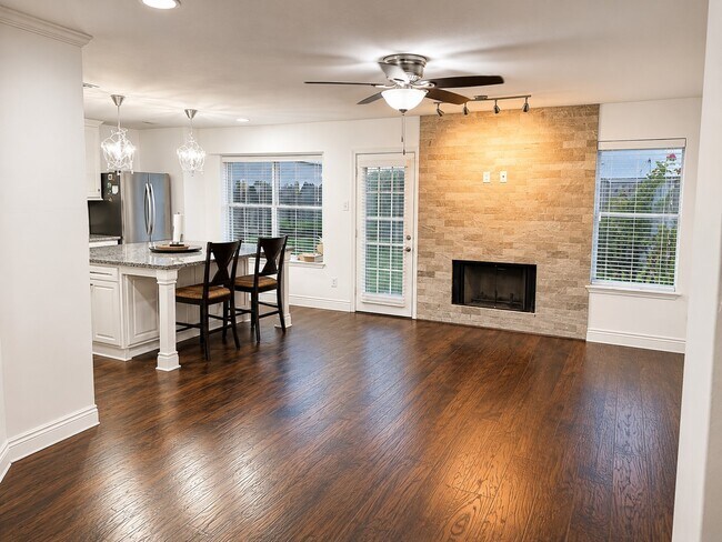 Building Photo - 2450 Parkwood Ln