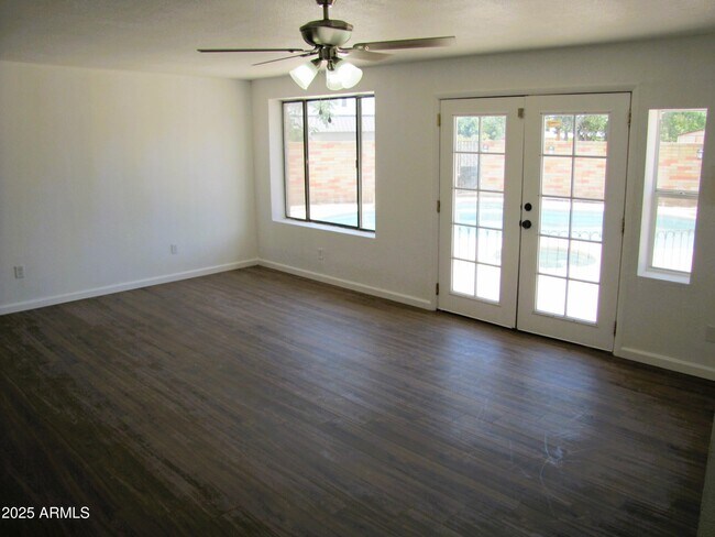 Building Photo - 947 S Cardinal Ave