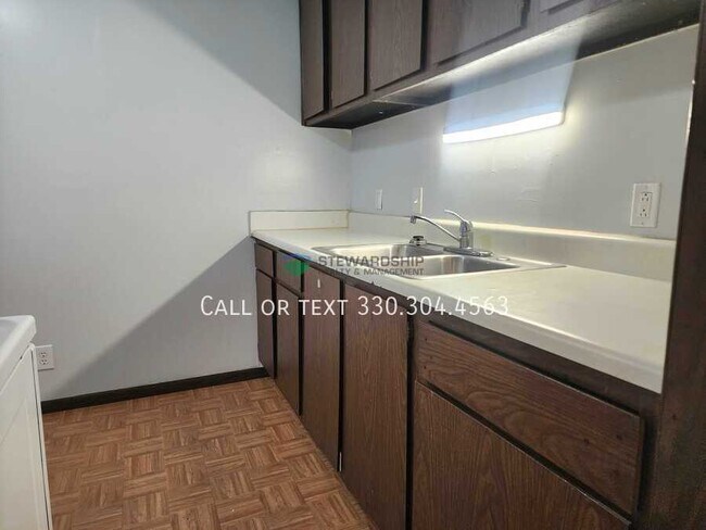Building Photo - 930 N Ella St