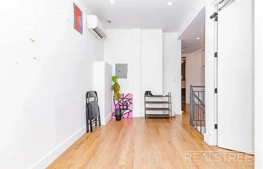 Building Photo - Putnam Avenue