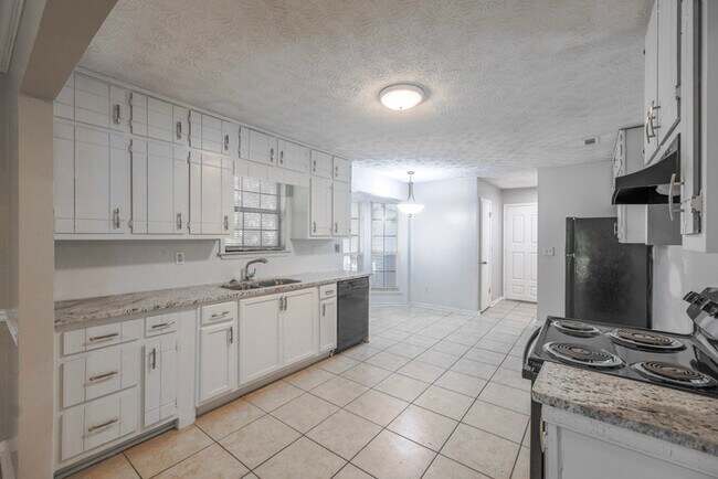 Building Photo - Cozy 3-Bedroom Rental with Fireplace & Mod...