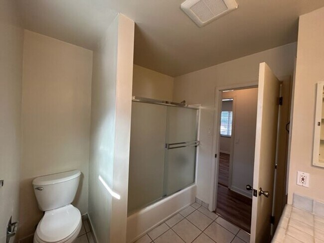 Building Photo - CM251L