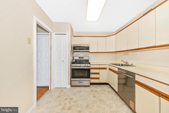 Building Photo - 5225 Pooks Hill Rd