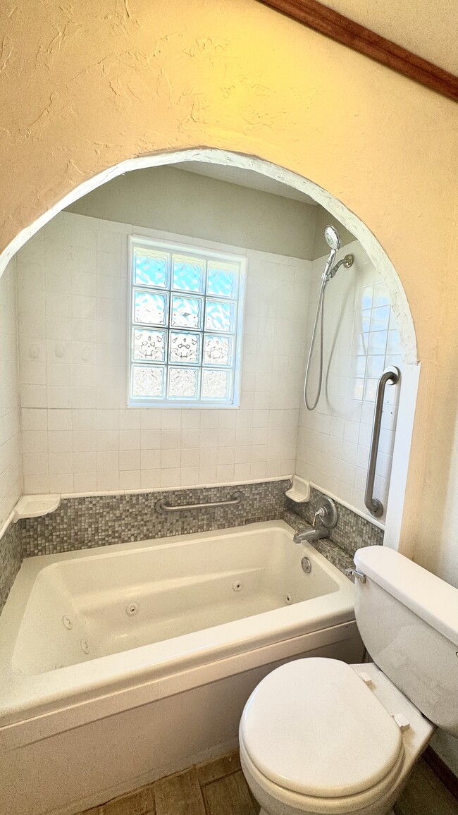 Building Photo - 322 Pinehurst Dr