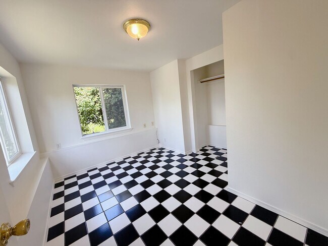 Building Photo - 3 & 4 Bedroom Units Just Steps from WWU