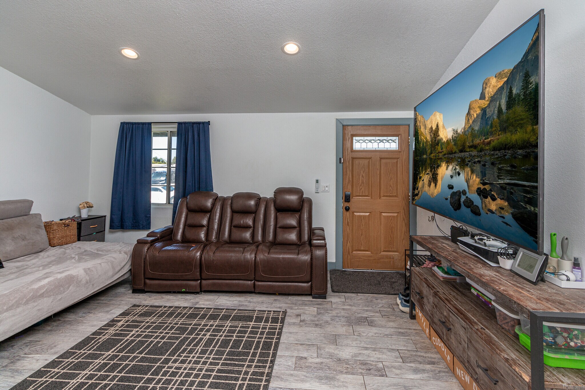 Main Living Room - 27222 Plumwood Ave