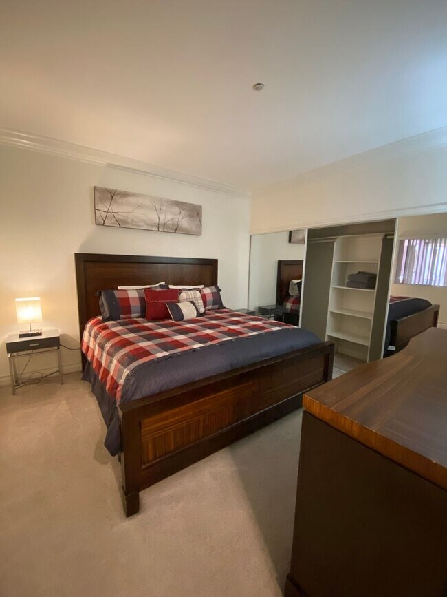 Building Photo - Charming Fully Furnished 1 Bedroom Condo: ...