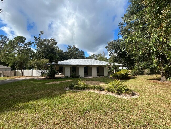Building Photo - STUNNING 4BR/2BA Home with PRIVATE POOL & ...