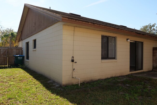 Building Photo - Two Bedroom, Two Bath, One Car Garage Duplex