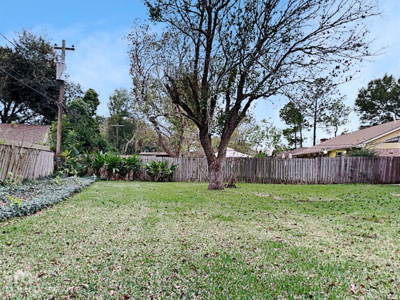 Building Photo - 6127 Heatherbrook Dr