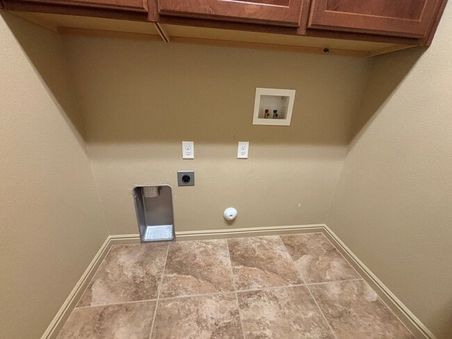 Building Photo - SPACIOUS HOME FOR RENT!