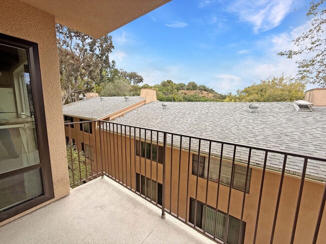 Building Photo - Spacious 1B/1BA Condo w/ Gated Parking & C...