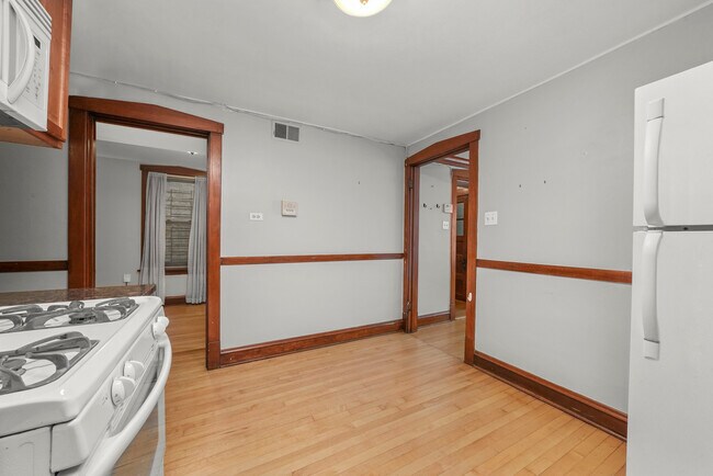 Building Photo - 2026 W Charleston St