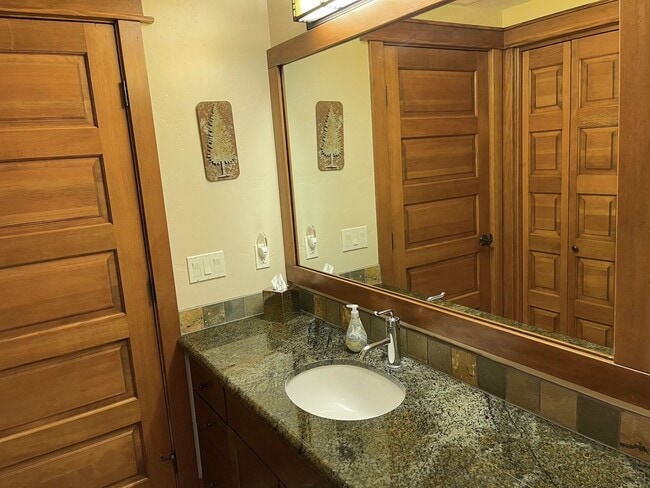 Building Photo - Luxury Mountain Residence — Premier 6-Month Winter Lease Near Canyon Lodge