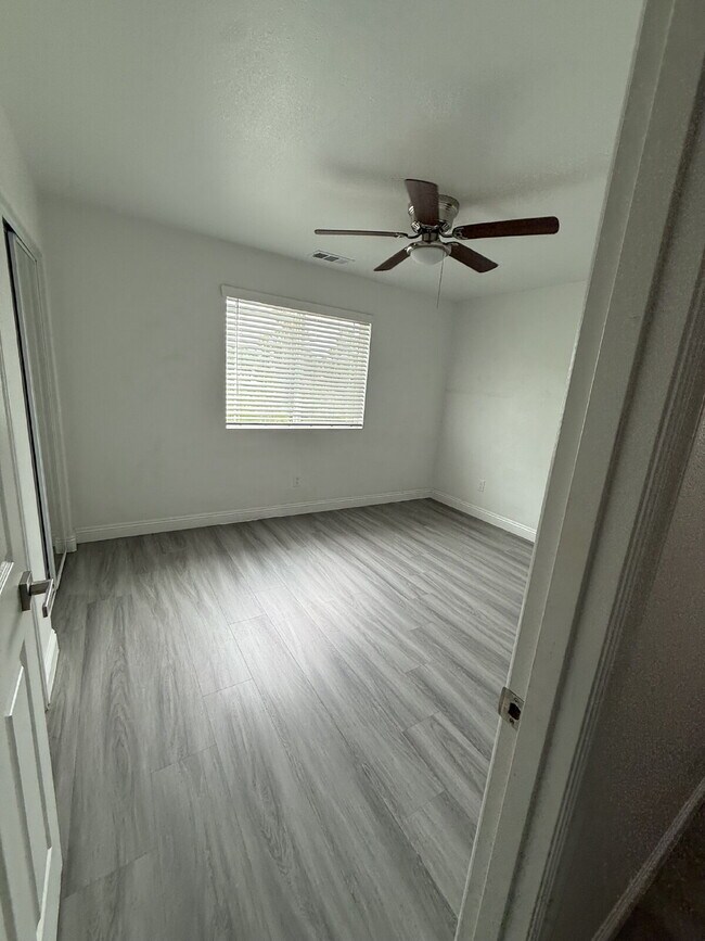 Building Photo - New Gas Range & Refrigerator.  Spacious rooms, private yard and RV parking.  Must see - Won't las...