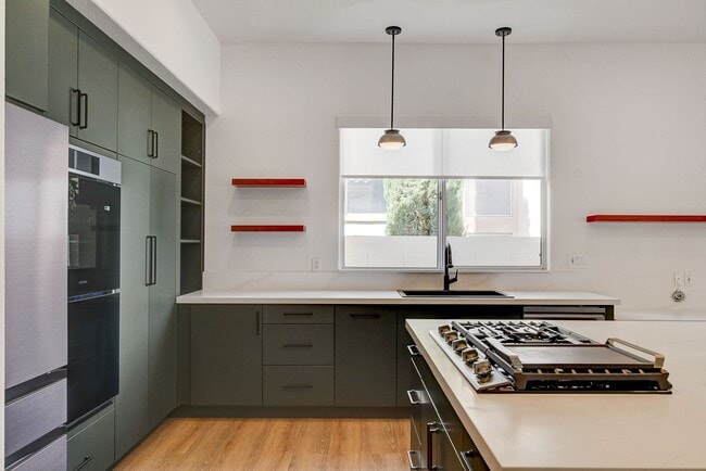 Building Photo - Popular Seven Hills Area, 1-Story, Complet...