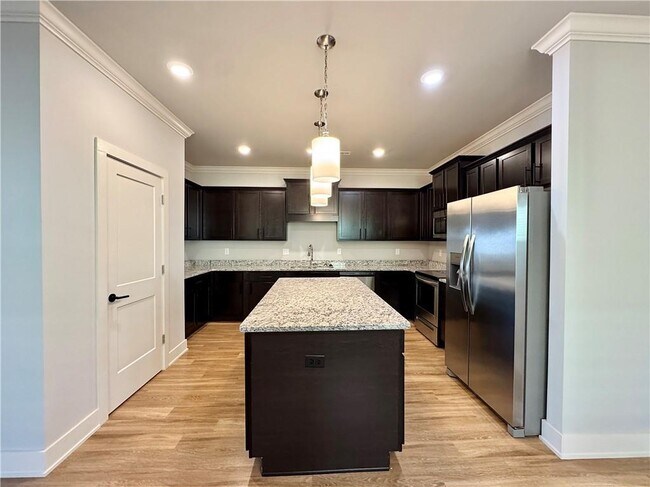 Building Photo - 700 NE Hts Ln