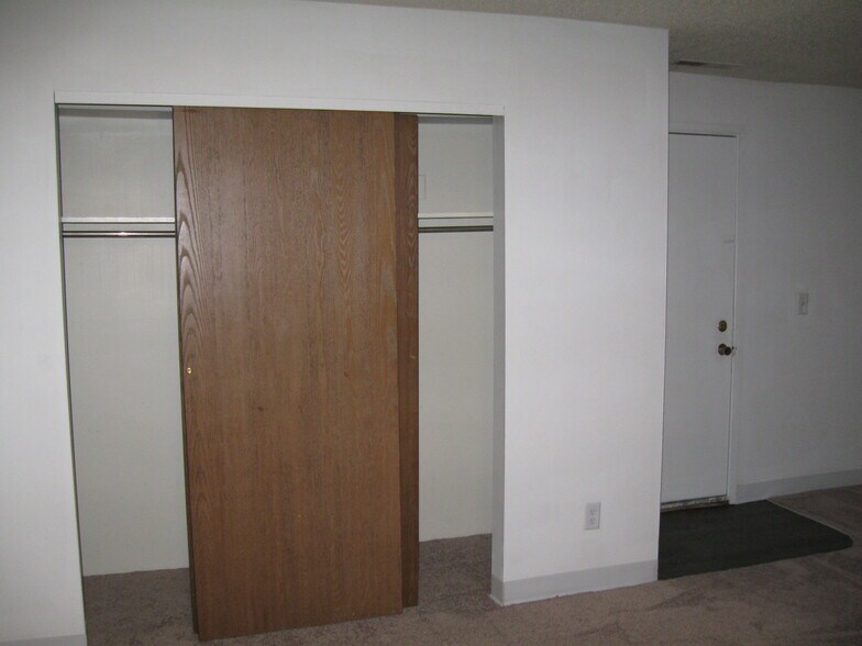 Building Photo - 507 W White St